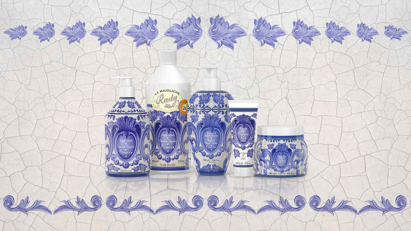 Le Maioliche di Rudy, collezione Firenze. Rappresentati da sinistra a destra: Sapone liquido mani 500ml, Bagno e docciaschiuma 700ml, Crema mani 100ml, Crema corpo 500ml