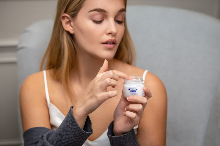Mujer usando crema facial