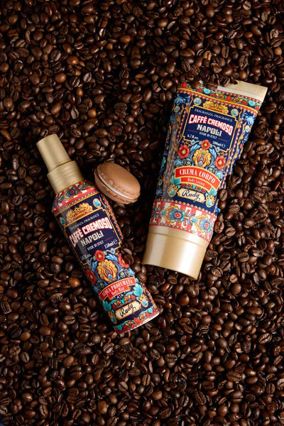 <b>Caixa de presente com Água perfumada 150 mL + Creme hidratante corporal 200 mL</b></br>Edição Gourmand</br><i>Café Cremoso</i>